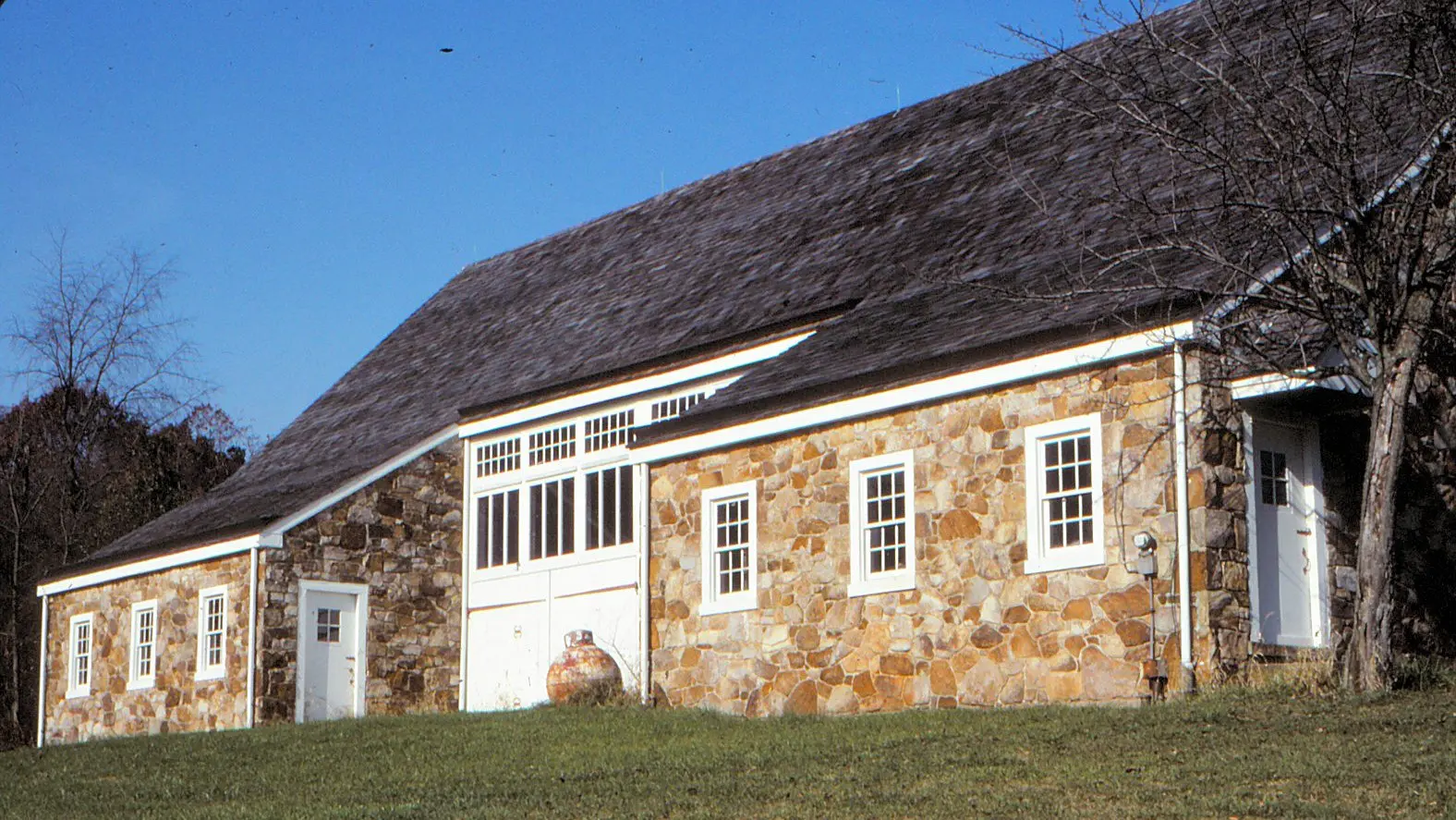 55. Honey Hollow PECO Track barn and granery